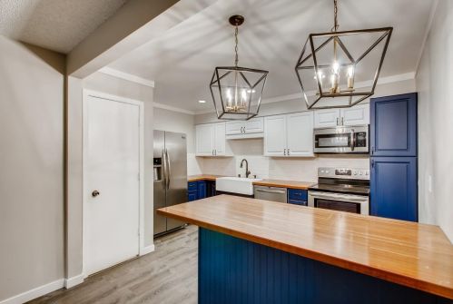 4417 Cedar Lake Rd, Minneapolis, MN 55416-3701