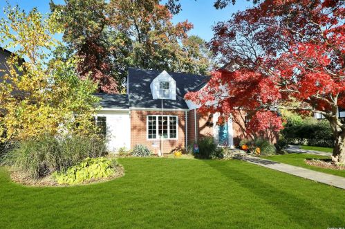 27 Ogden Ave, Williston Park, NY 11596-2415