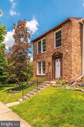 1608 Sierra Woods Dr, Herndon, VA 20194-5623