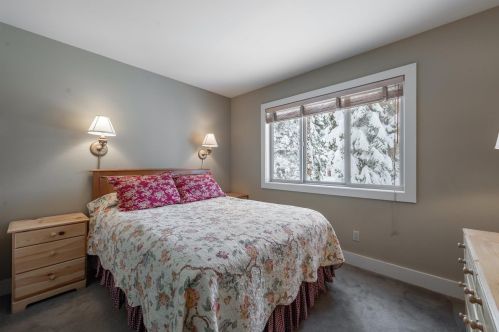 11720 Mougle Ln, Truckee CA  96161-6108 exterior