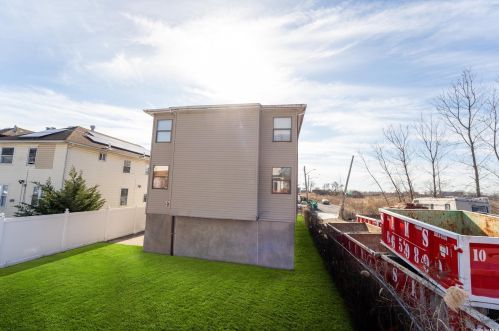 235-15 Bentley Rd, Jamaica, NY 11422-3288