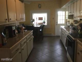 507 Shore Dr, Branford CT  06405-6230 exterior