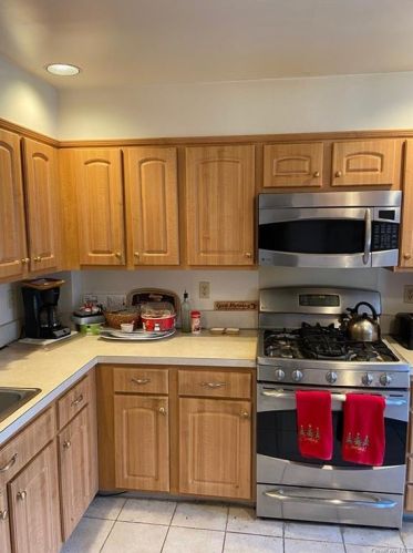 32 The Hamlet, New Rochelle, NY 10803-3052