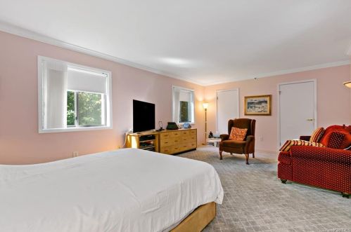 142 Stone Oaks Dr, Hartsdale NY  10530-1160 exterior