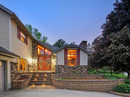 1410 Whitewater Dr, Manitowoc WI 54220-9437 exterior