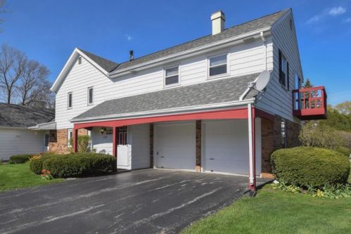 12512 Woodland Dr, Thiensville, WI 53092-2418