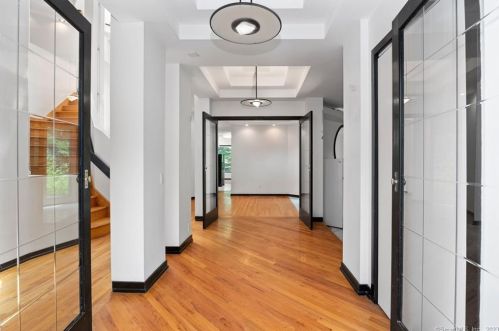 15 Sky Line Dr, Bridgeport CT  06612-1057 exterior