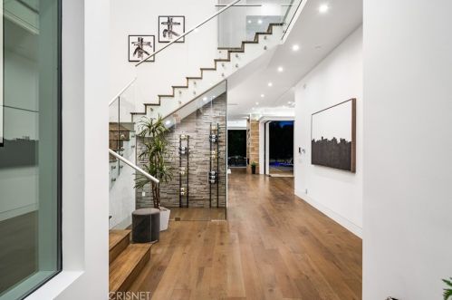 5128 Noble Ave, Van Nuys CA  91403-1376 exterior