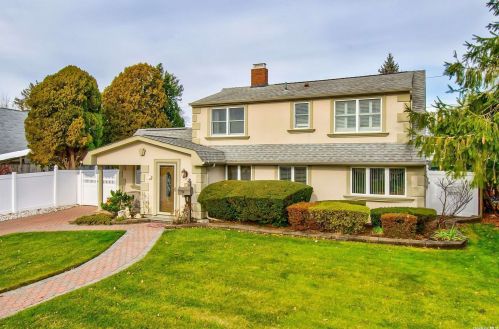 33 Winter Ln, Hicksville, NY 11801-6219