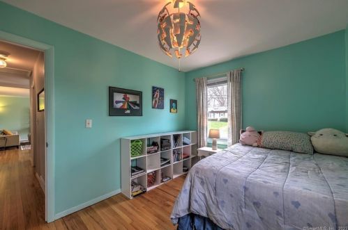 25 Wayne Rd, Milford CT  06460-3843 exterior