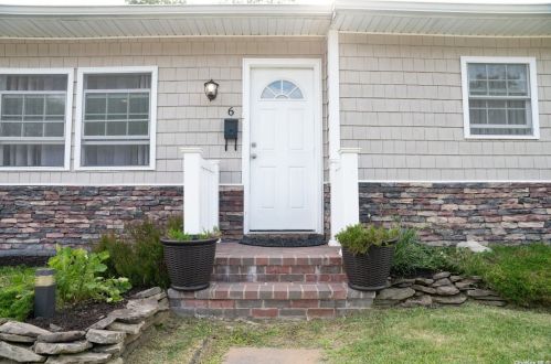 6 Vita Dr, Central Islip, NY 11722-1911