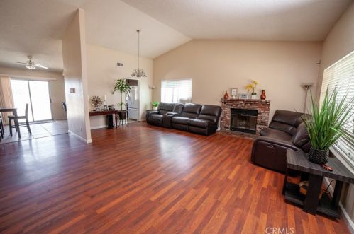 2869 La Vida Dr, Lancaster CA  93535-5873 exterior