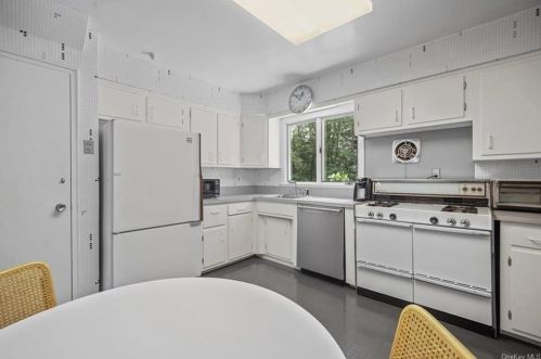 19 Chesley Rd, White Plains NY  10605-4511 exterior