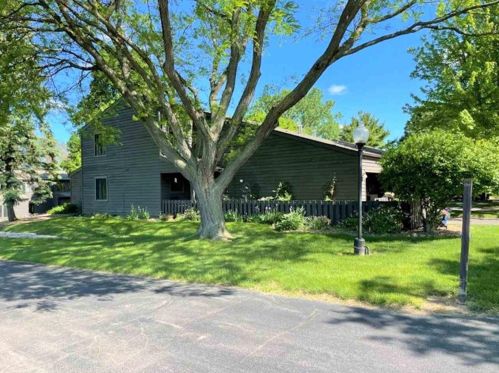 65 Webster Heights Dr, Green Bay, WI 54301-2327