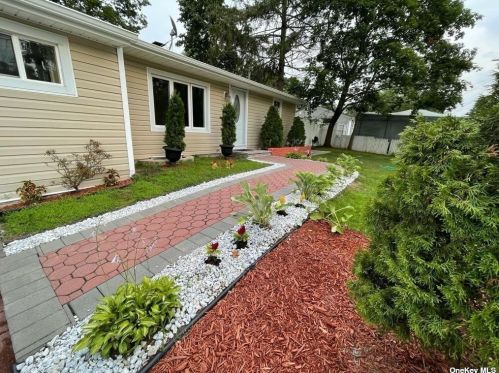 19 Boulevard Ave, Central Islip, NY 11722-3114