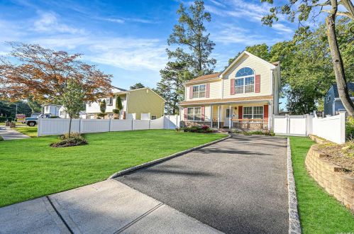 569 Lakeway Dr, Babylon, NY 11704-2006