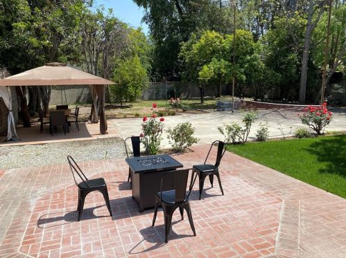 5240 Lemp Ave, North Hollywood, CA 91601-3005