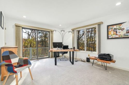321 Blackberry Dr, Stamford CT  06903-1237 exterior