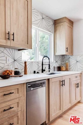 14322 Collins St, Van Nuys CA  91401-4612 exterior