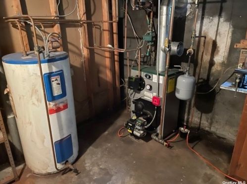 385 Broome Ave, North Lindenhurst NY  11757-3834 exterior