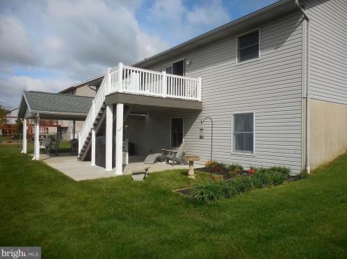 1114 Hunters Chase Ln, Lebanon PA  17046-1575 exterior