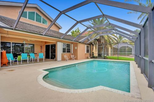 920 203rd Ave, Hollywood FL  33029-3439 exterior