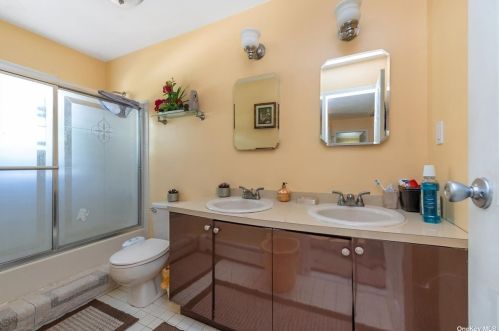 138 Gerhard Rd, Hicksville NY  11803-5513 exterior