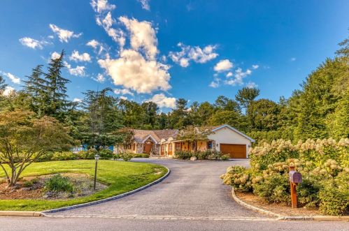 19 Stone Arch Rd, Westbury, NY 11568-1122