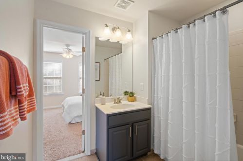 15340 Wits End Dr, Woodbridge VA  22193-5889 exterior