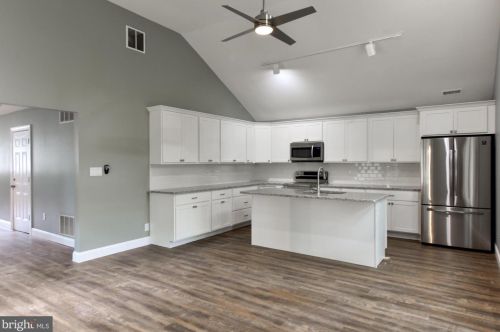 5 Holly Ct, Blenheim NJ  08012-5303 exterior