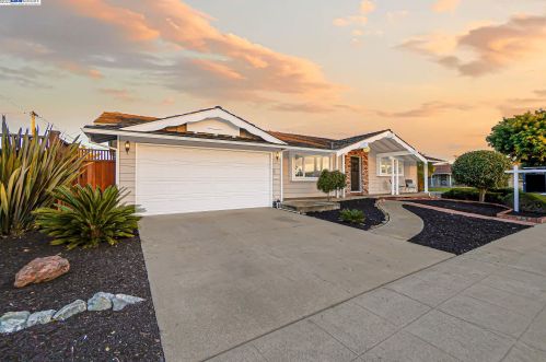 25380 Meredith Ct, Hayward, CA 94545-2542
