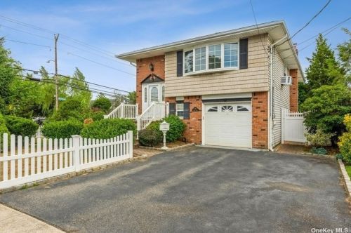 1 Bishop Ct, Bethpage, NY 11714-2804