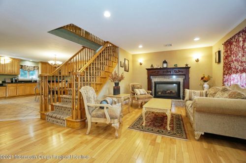 82 Manalapan Ave, East Freehold, NJ 07728-1684