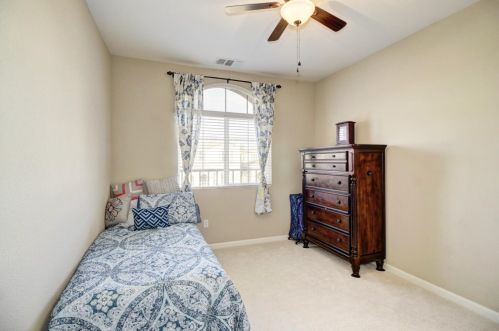 9872 Winkle Cir, Elk Grove CA  95757-6276 exterior