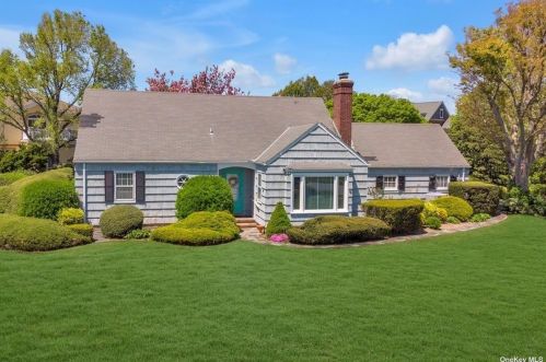 158 Wagstaff Ln, West Islip, NY 11795-5216