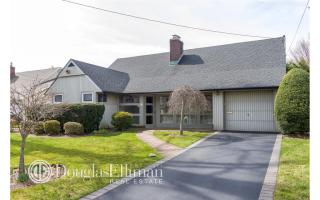 17 Arbor Ln, North Merrick, NY 11566-4301