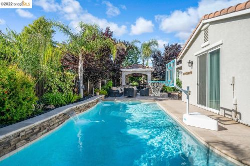 15 Solstice Ct, Oakley CA  94561-1759 exterior