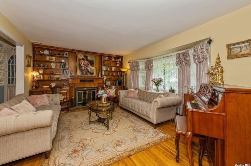 37 Kivy St, Huntington Station NY  11746-2044 exterior