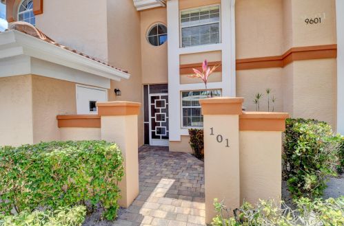 9601 Shadybrook Dr, Boynton Beach, FL 33437-3833