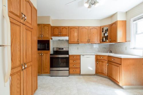 10 Dennis Rd, New Hamburg, NY 12590-3006
