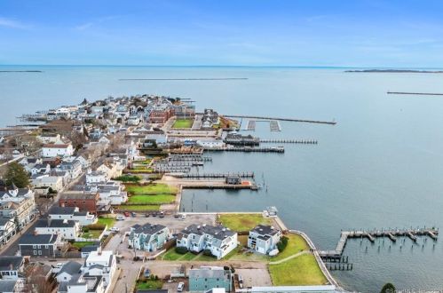 1 Church St, Stonington, CT 06378-1349