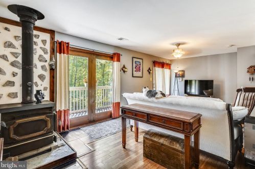 2402 Youngs Dr, Haymarket VA  20169-1532 exterior