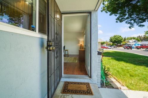 104 Clark Way, Vacaville CA  95687-6407 exterior