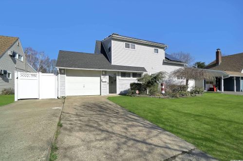 23 College Ln, Westbury, NY 11590-6419