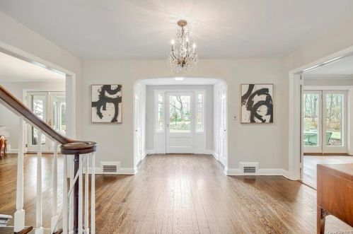 67 Creighton Ln, Briarcliff, NY 10510-2408