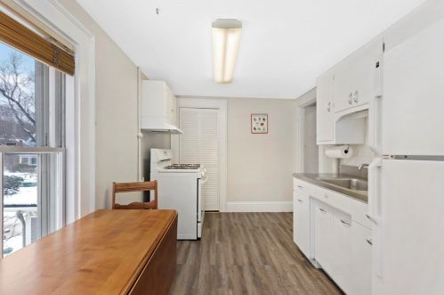 42 Maple St, Newton MA 02458-1712 exterior