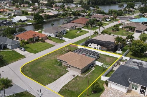 801 4th Pl, Cape Coral, FL 33990-1517