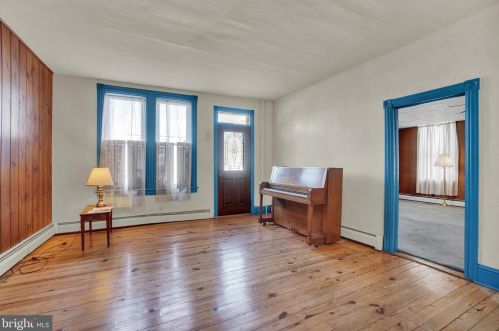 121 Main St, Shrewsbury, PA 17361-1305