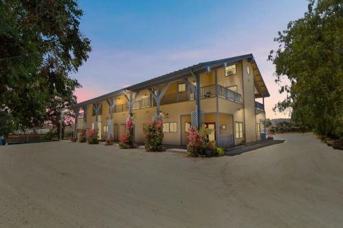 1750 Orchard Rd, Hollister, CA 95023-9210