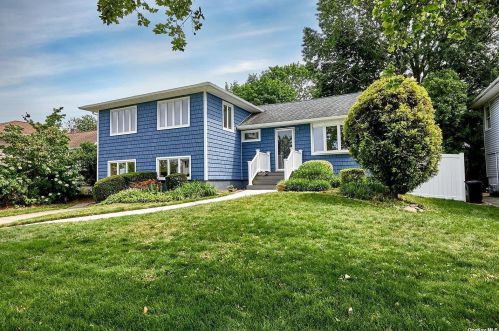 3978 Ralph St, Seaford, NY 11783-1745
